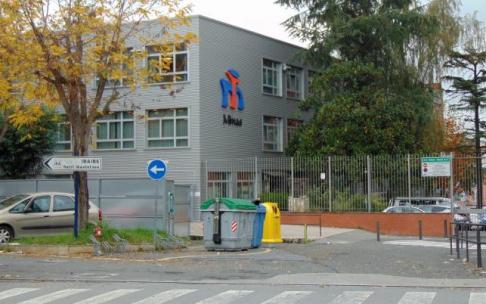 Imagen exterior del IES Minas de Barakaldo. Imagen exterior del IES Minas de Barakaldo.
