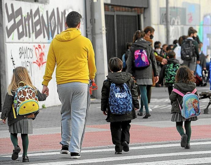 Varios escolares acuden a un colegio concertado. Foto: NTM