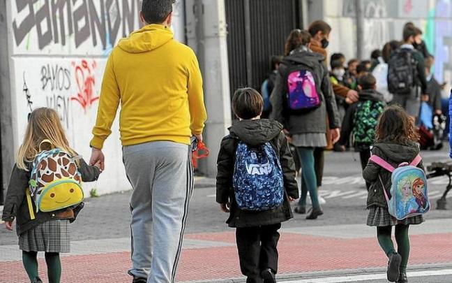 Varios escolares acuden a un colegio concertado. Foto: NTM