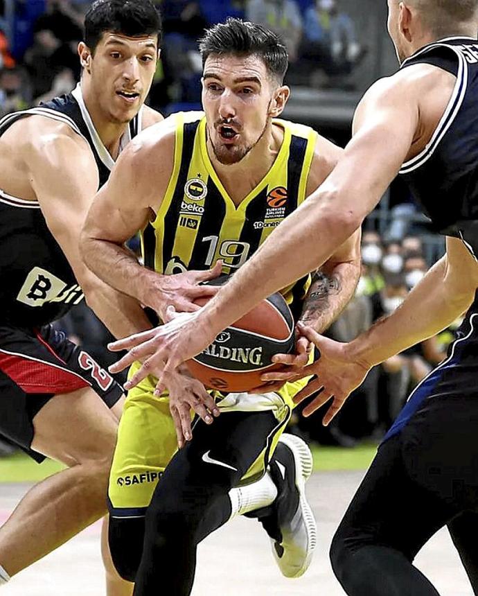 De Colo avanza hacia canasta entre Fontecchio y Tadas durante el duelo de ida en Estambul. Foto: Euroliga