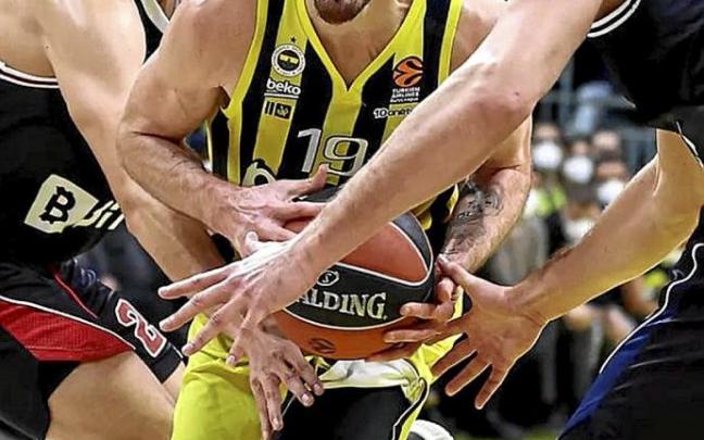 De Colo avanza hacia canasta entre Fontecchio y Tadas durante el duelo de ida en Estambul. Foto: Euroliga