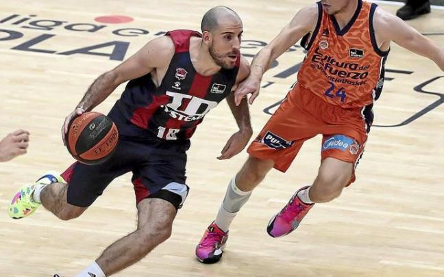 Colom busca una penetración ante la defensa de Hermannsson. Foto: Área 11