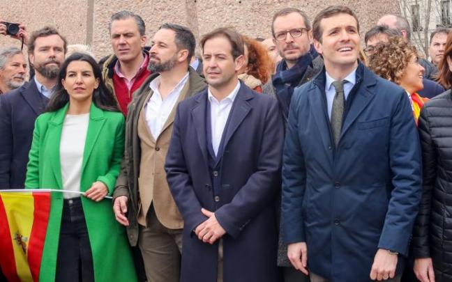 Pablo Casado y Santiago Abascal juntos en la concentración que se convocó en contra del diálogo con Catalunya en 2018 Pablo Casado y Santiago Abascal juntos en la concentración que se convocó en contra del diálogo con Catalunya en 2018
