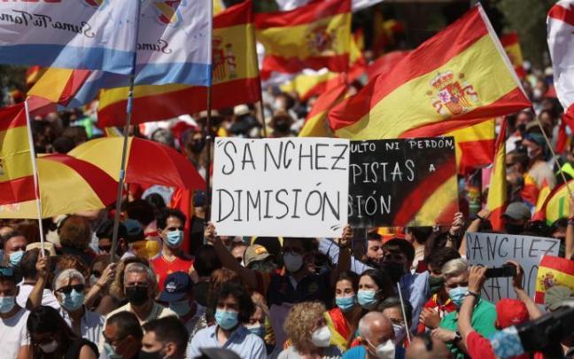 Manifestantes ondean banderas españolas mientras asisten a la concentración convocada por la plataforma Unión 78 Manifestantes ondean banderas españolas mientras asisten a la concentración convocada por la plataforma Unión 78