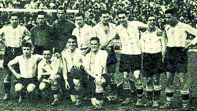 4 de enero de 1931. Debut del Deportivo Alavés en el Estadio de Chamartín frente al Real Madrid (1-0). De pie (izda. a dcha.): Urquiri, Beristain, Urreta (portero suplente), 'Fede', Quincoces, Antero, Arsenio y Olivares. Agachados (izda. a dcha.): Lecue,