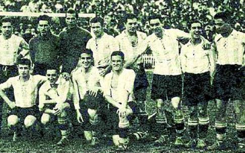4 de enero de 1931. Debut del Deportivo Alavés en el Estadio de Chamartín frente al Real Madrid (1-0). De pie (izda. a dcha.): Urquiri, Beristain, Urreta (portero suplente), 'Fede', Quincoces, Antero, Arsenio y Olivares. Agachados (izda. a dcha.): Lecue,