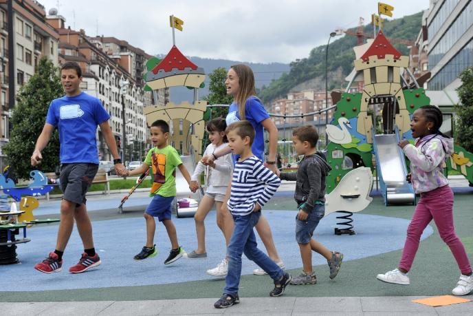 Varios niños participan en una de las colonias de verano de Bilbao