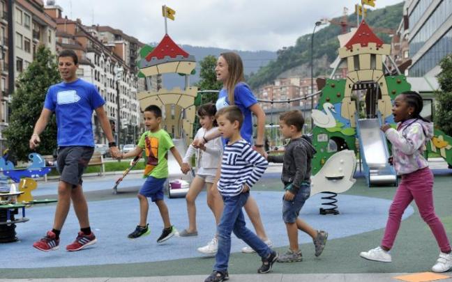 Varios niños participan en una de las colonias de verano de Bilbao