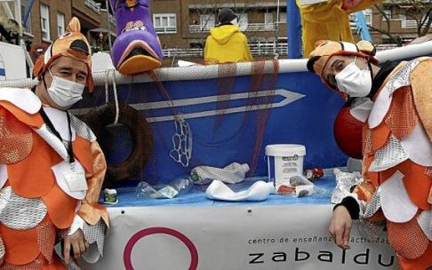 El color del Carnaval llena Vitoria