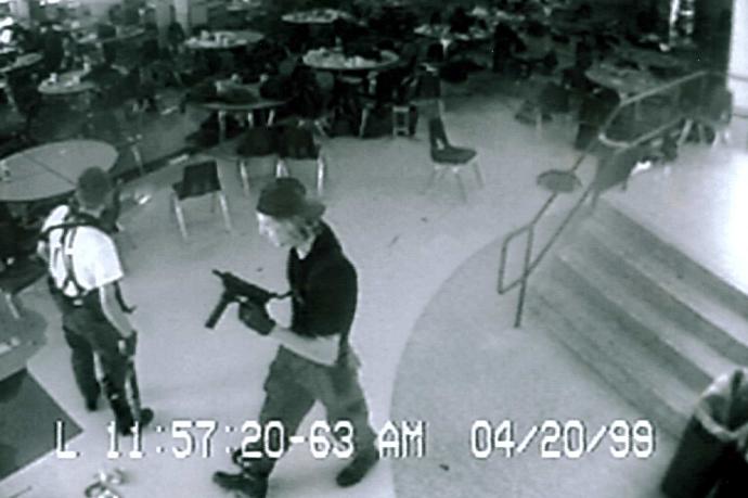 Imagen grabada por una cámara de seguridad del ataque perpetrado en el Instituto Columbine.