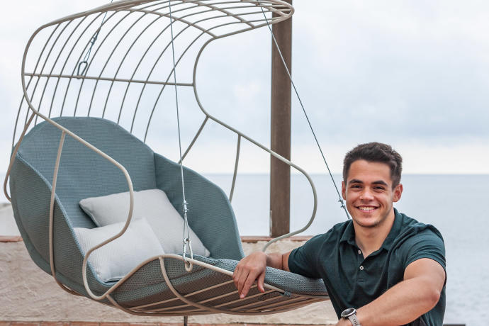 Pablo Pérez junto al columpio que diseñó como proyecto del Trabajo Fin de Grado en colaboración con la empresa iSiMAR.