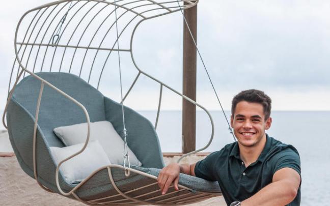 Pablo Pérez junto al columpio que diseñó como proyecto del Trabajo Fin de Grado en colaboración con la empresa iSiMAR.