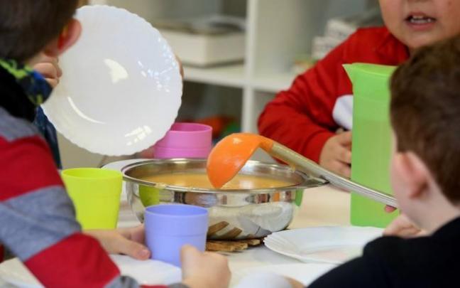 Alumnos en un comedor escolar.