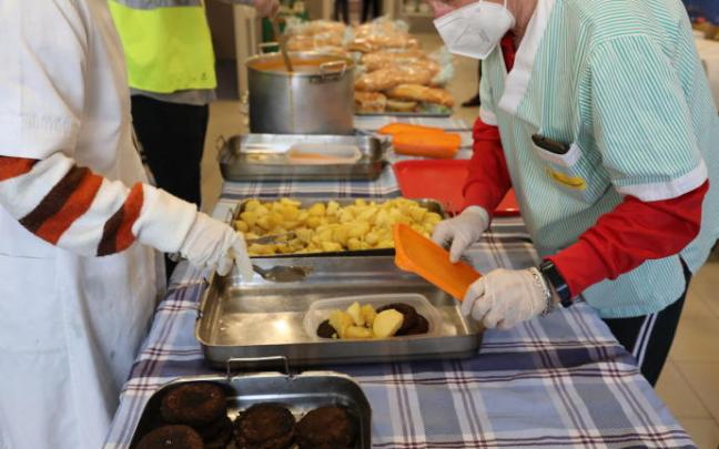 Un comedor social realiza su reparto diario de comida. Un comedor social realiza su reparto diario de comida.