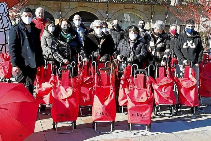 Los comerciantes, con los paraguas y los carros. Foto: Ilinti