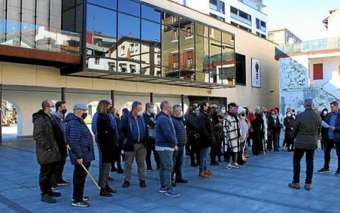 Prieto y Ormazabal leen el comunicado de repulsa ante los comerciantes, ayer, en la plaza Okendo.