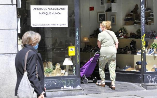 Una mujer accede a un comercio en una imagen de archivo. Una mujer accede a un comercio en una imagen de archivo.