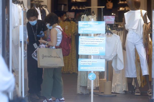 Clientas en un comercio.