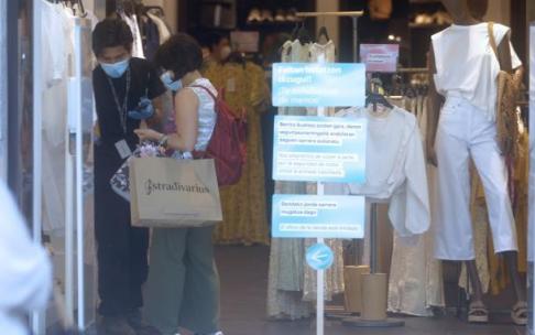 Clientas en un comercio.