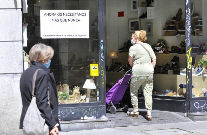 Una clienta entra en un comercio.