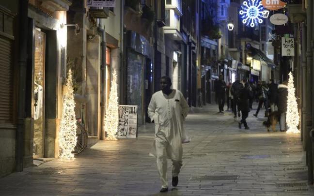 Decoración navideña en la calle Correría, una de las más comerciales del Casco Viejo de Vitoria.