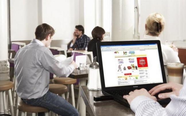 Una persona, en una web de comercio. Una persona, en una web de comercio.