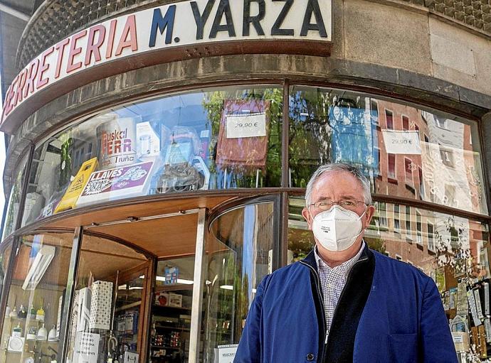 Joxe Mari Yarza, frente a la fachada de su comercio en Sancho el Sabio, en Amara. Foto: Ruben Plaza