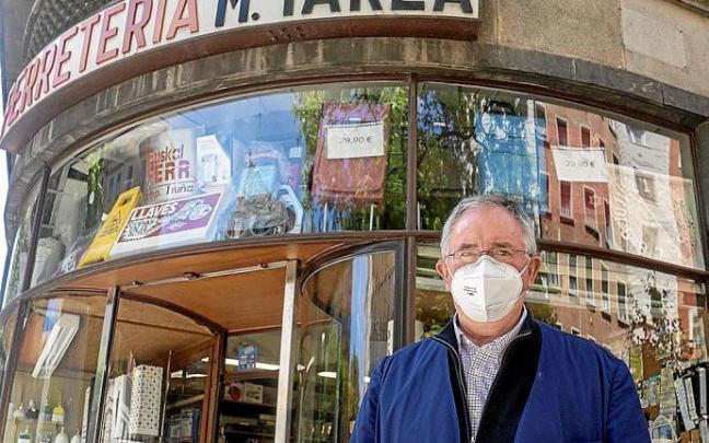 Joxe Mari Yarza, frente a la fachada de su comercio en Sancho el Sabio, en Amara. Foto: Ruben Plaza