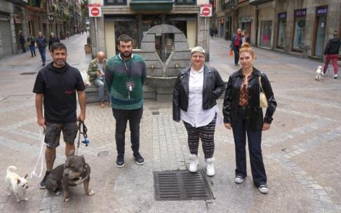 Daniel, Pau, Janire y Ana son cuatro comerciantes que cuentan en la actualidad con negocios ubicados en la Siete Calles de Bilbao. Daniel, Pau, Janire y Ana son cuatro comerciantes que cuentan en la actualidad con negocios ubicados en la Siete Calles de Bilbao.