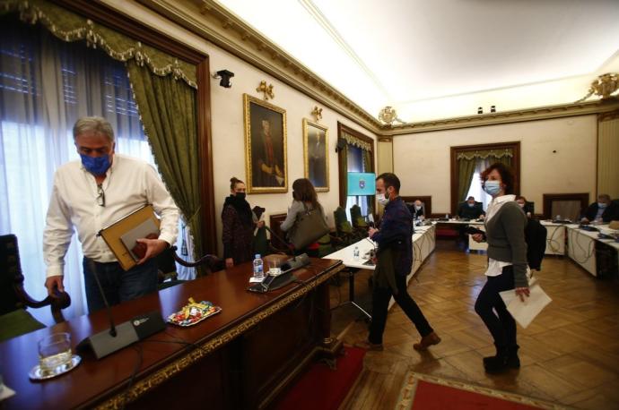 Joseba Asiron, junto a varios concejales de Bildu, accediendo al salón plenario.