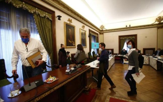 Concejales de Pamplona, accediendo al salón de Plenos la semana pasada. Concejales de Pamplona, accediendo al salón de Plenos la semana pasada.