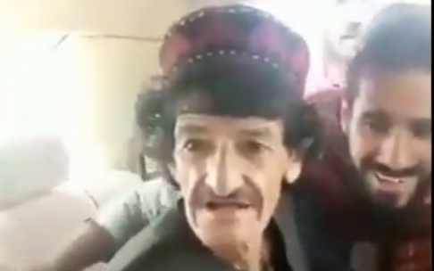 Momento del vídeo en el que se ve al cómico con sus asesinos.