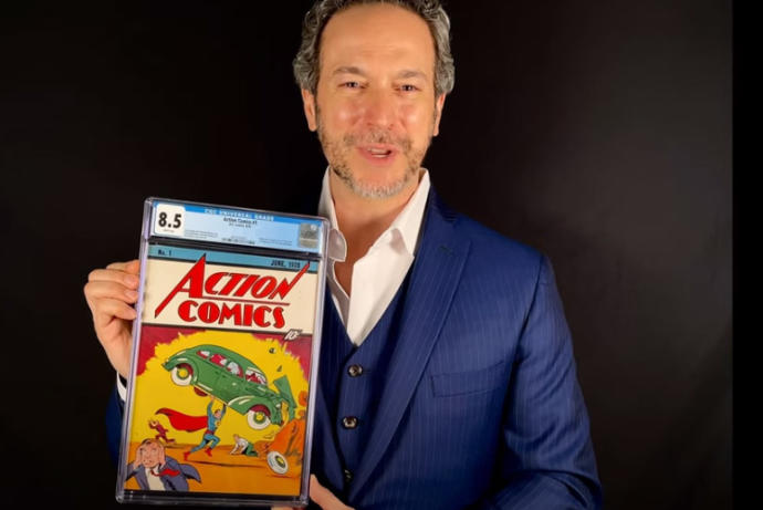 Vincent Zurzolo, copropietario de la web de subastas ComicConnect, con el ejemplar vendido.