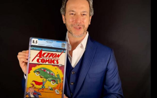 Vincent Zurzolo, copropietario de la web de subastas ComicConnect, con el ejemplar vendido.