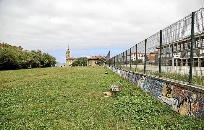 Aspecto que muestra, en la actualidad, el solar que ocupará el GOe del Basque Culinary Center junto al centro cultural Okendo.