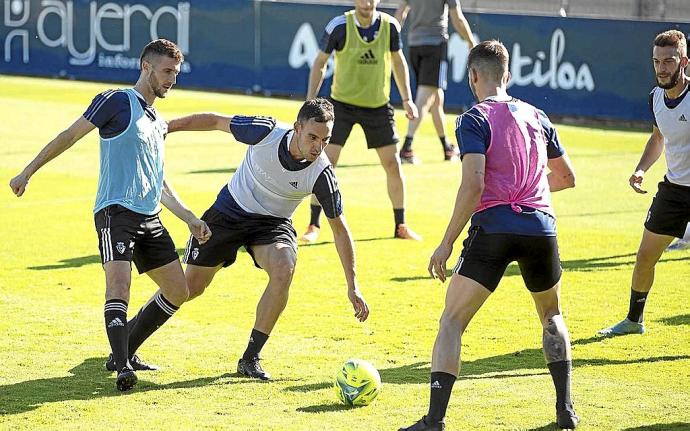 Oier, junto a Unai, David García y Roberto Torres, en uno de los ejercicios de la sesión de ayer a puerta cerrada. Foto: CA Osasuna