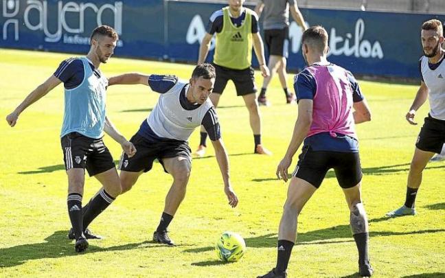 Oier, junto a Unai, David García y Roberto Torres, en uno de los ejercicios de la sesión de ayer a puerta cerrada. Foto: CA Osasuna Oier, junto a Unai, David García y Roberto Torres, en uno de los ejercicios de la sesión de ayer a puerta cerrada. Foto: CA Osasuna