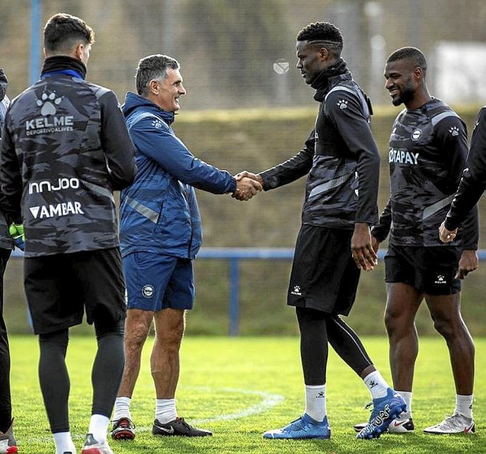 Mendilibar saluda a Loum durante el entrenamiento.