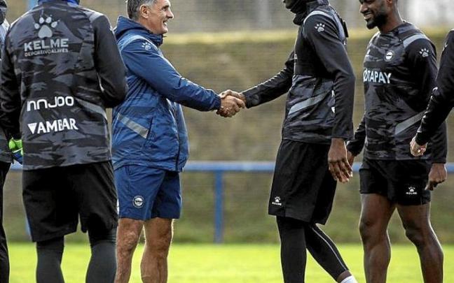 Mendilibar saluda a Loum durante el entrenamiento.