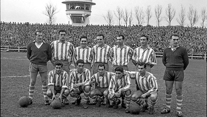 16 de marzo de 1958. Mendizorroza. Homenaje a Julián Sanz. De pie (izda. a dcha.): Carlos Larrañaga, 'Tini' Echevarría, Sanz, Arbaizar, Ibarra, Uribesalgo y Berasaluce. Abajo (izda. a dcha.): 'Primi', Hormaeche, Patxi Zubizarreta, Alcorta y Andoin. Berasa