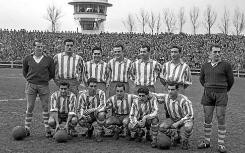 16 de marzo de 1958. Mendizorroza. Homenaje a Julián Sanz. De pie (izda. a dcha.): Carlos Larrañaga, 'Tini' Echevarría, Sanz, Arbaizar, Ibarra, Uribesalgo y Berasaluce. Abajo (izda. a dcha.): 'Primi', Hormaeche, Patxi Zubizarreta, Alcorta y Andoin. Berasa