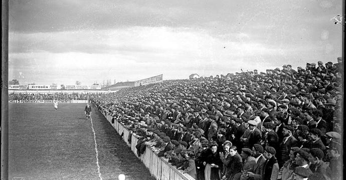 Aspecto del campo de Mendizorroza en 1927, con la actual Tribuna Central completamente llena.Foto: Archivo Municipal de Vitoria: Yanguas