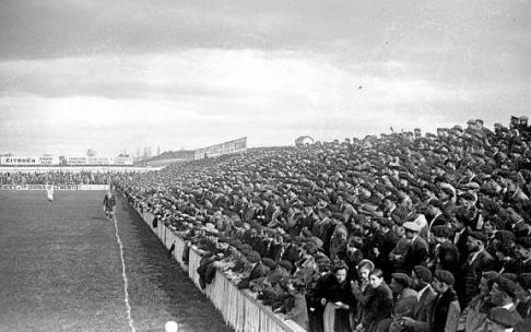 Aspecto del campo de Mendizorroza en 1927, con la actual Tribuna Central completamente llena.Foto: Archivo Municipal de Vitoria: Yanguas
