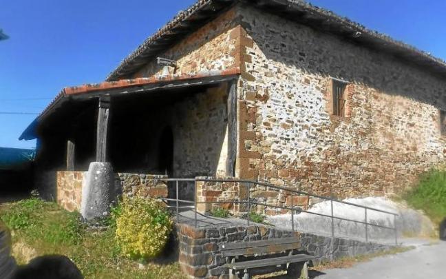 Por su estructura, la ermita de San Pedro y San Blas de Saldarian se asemeja a un caserío. Foto: I.G.U. Por su estructura, la ermita de San Pedro y San Blas de Saldarian se asemeja a un caserío. Foto: I.G.U.