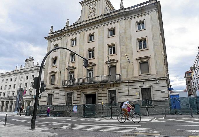 Vallado por las obras en el interior del antiguo palacio de justicia de Vitoria. Foto: Alex Larretxi