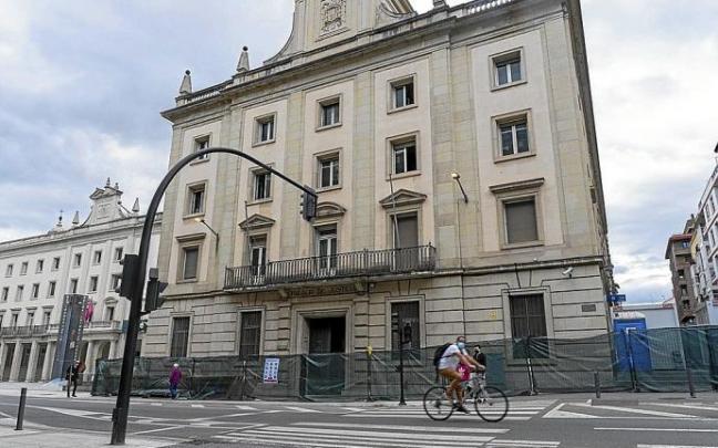 Vallado por las obras en el interior del antiguo palacio de justicia de Vitoria. Foto: Alex Larretxi