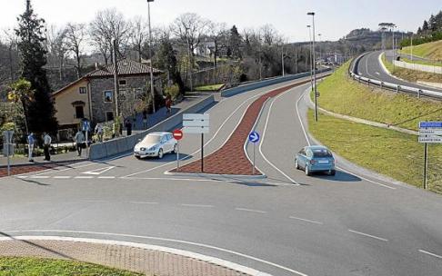 Imagen virtual de cómo será la conexión entre la rotonda de Karmengo Ama y el nuevo tramo, con el caserío Unanue Berri a la izquierda. Foto: N.G.