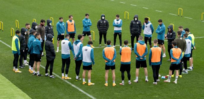 Los jugadores del Athletic atienden a Marcelino durante una sesión de la pasada temporada.