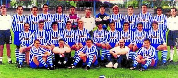 Plantilla del Deportivo Alavés de la temporada 1994-95, que consiguió el ascenso a Segunda División 'A' en el quinto 'Play Off' disputado por el equipo albiazul.Foto: Grupo Noticias