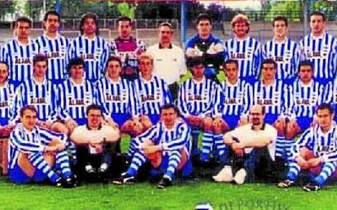 Plantilla del Deportivo Alavés de la temporada 1994-95, que consiguió el ascenso a Segunda División 'A' en el quinto 'Play Off' disputado por el equipo albiazul.Foto: Grupo Noticias